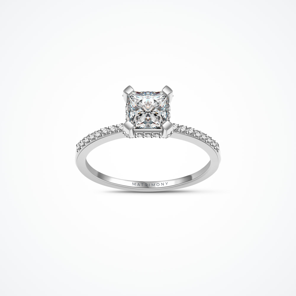 Anillo de compromiso con diamante central corte princess con piedras laterales y en la montadura Anillo de compromiso con diamante central corte princess con piedras laterales y en la montadura