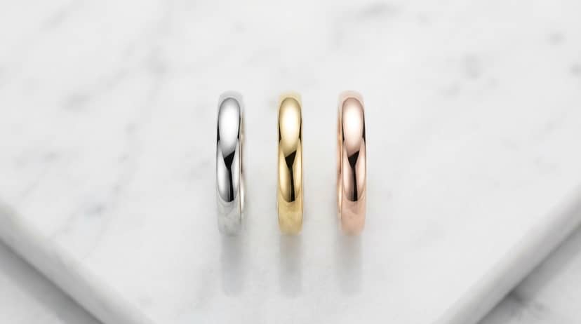 Tres anillos mostrando oro blanco, amarillo y rosa lado a lado