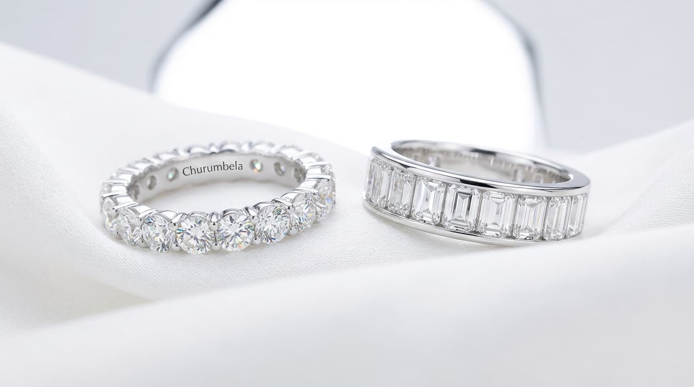 Churumbela vs Anillo de Aniversario Churumbela eternity band junto a anillo de aniversario sobre seda blanca