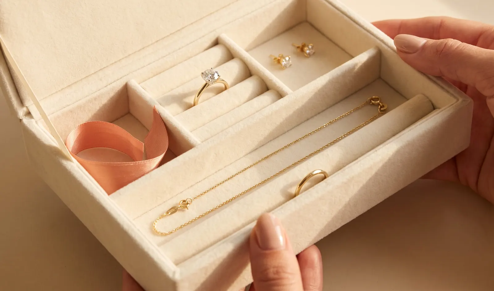 Joyero de terciopelo con compartimentos: anillo de compromiso, aretes de diamante, cadena estirada y argolla, cada uno aparte