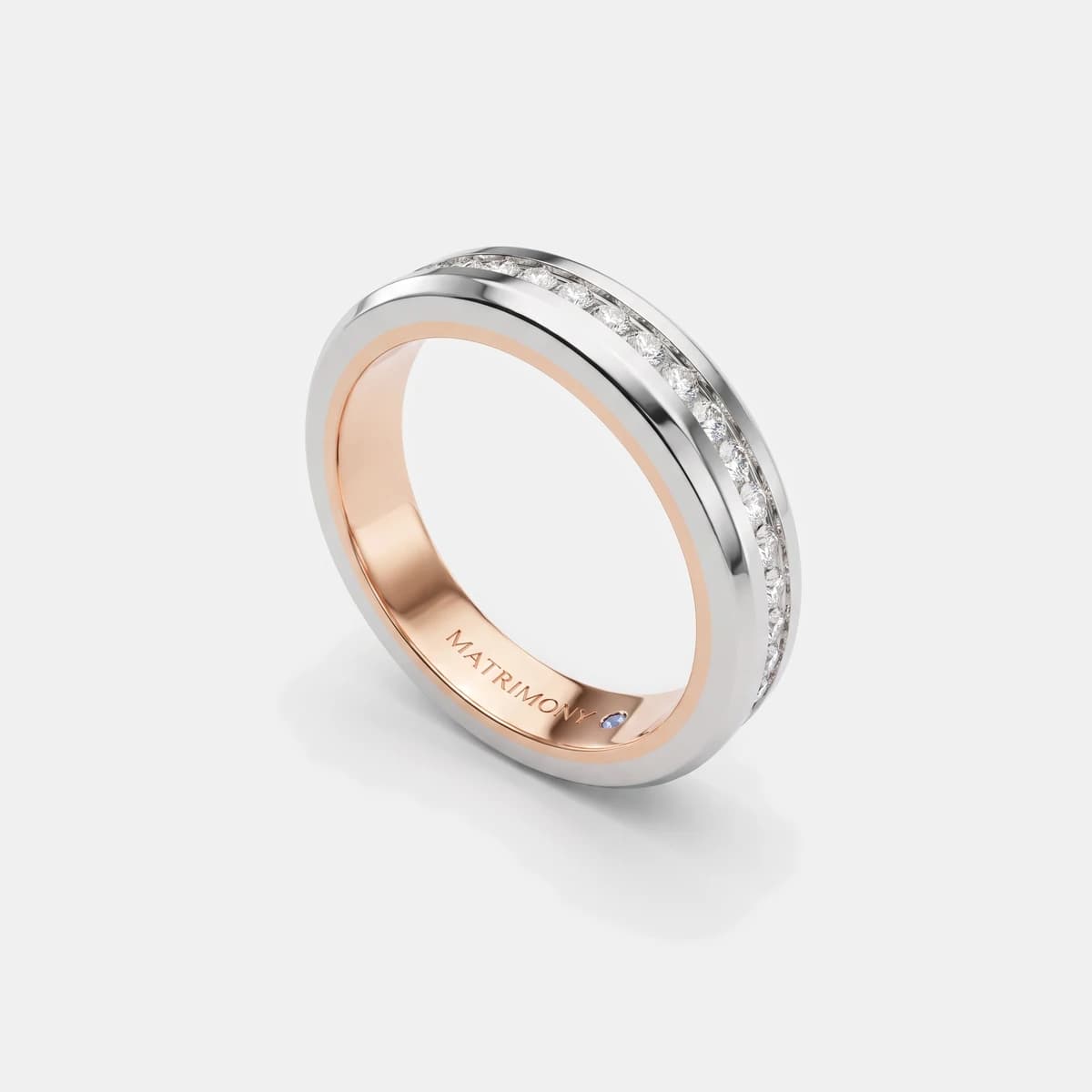 Argolla de matrimonio biselada: interior rosa y canal de diamantes